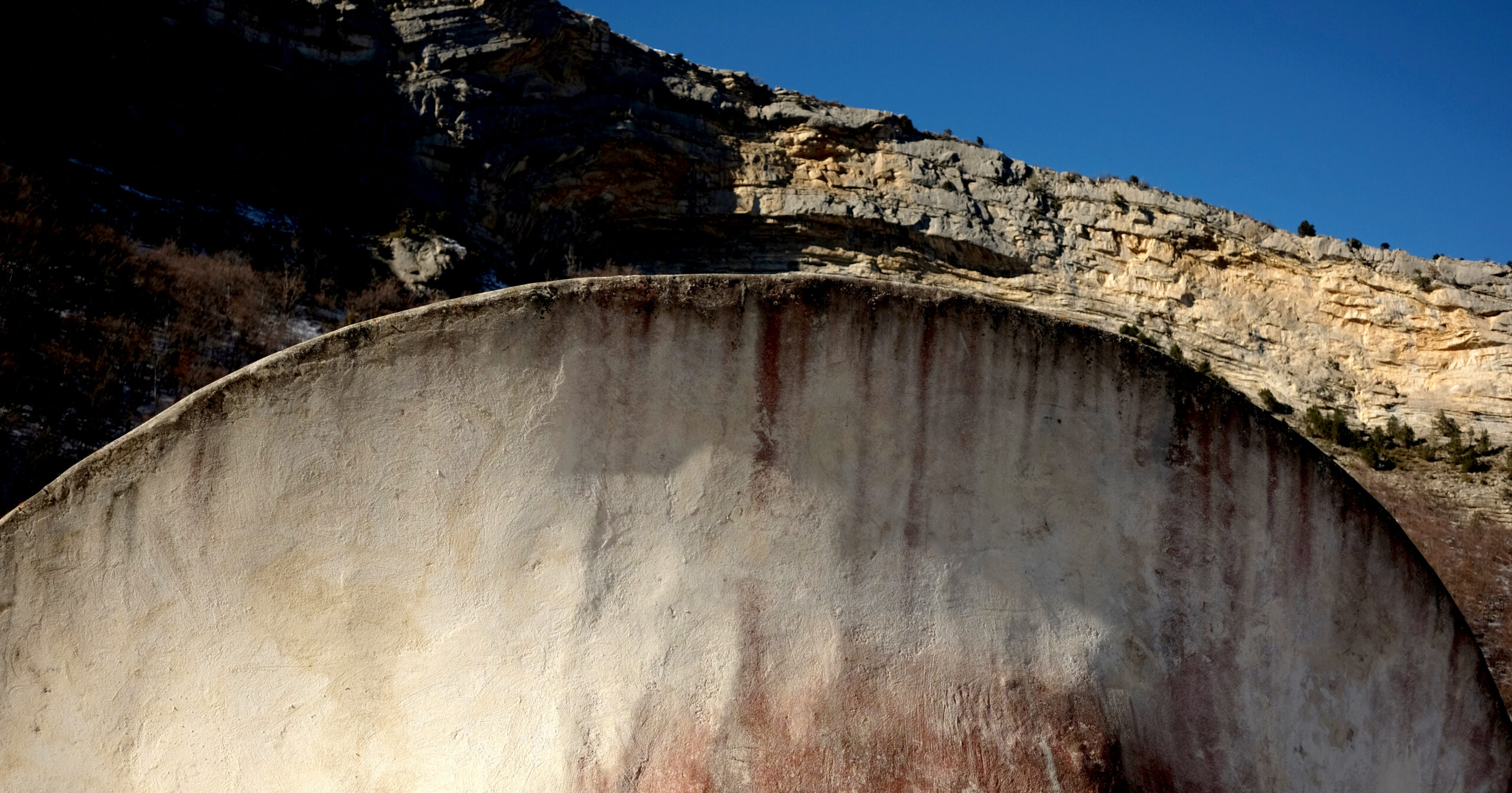 Trompe basse devant falaise