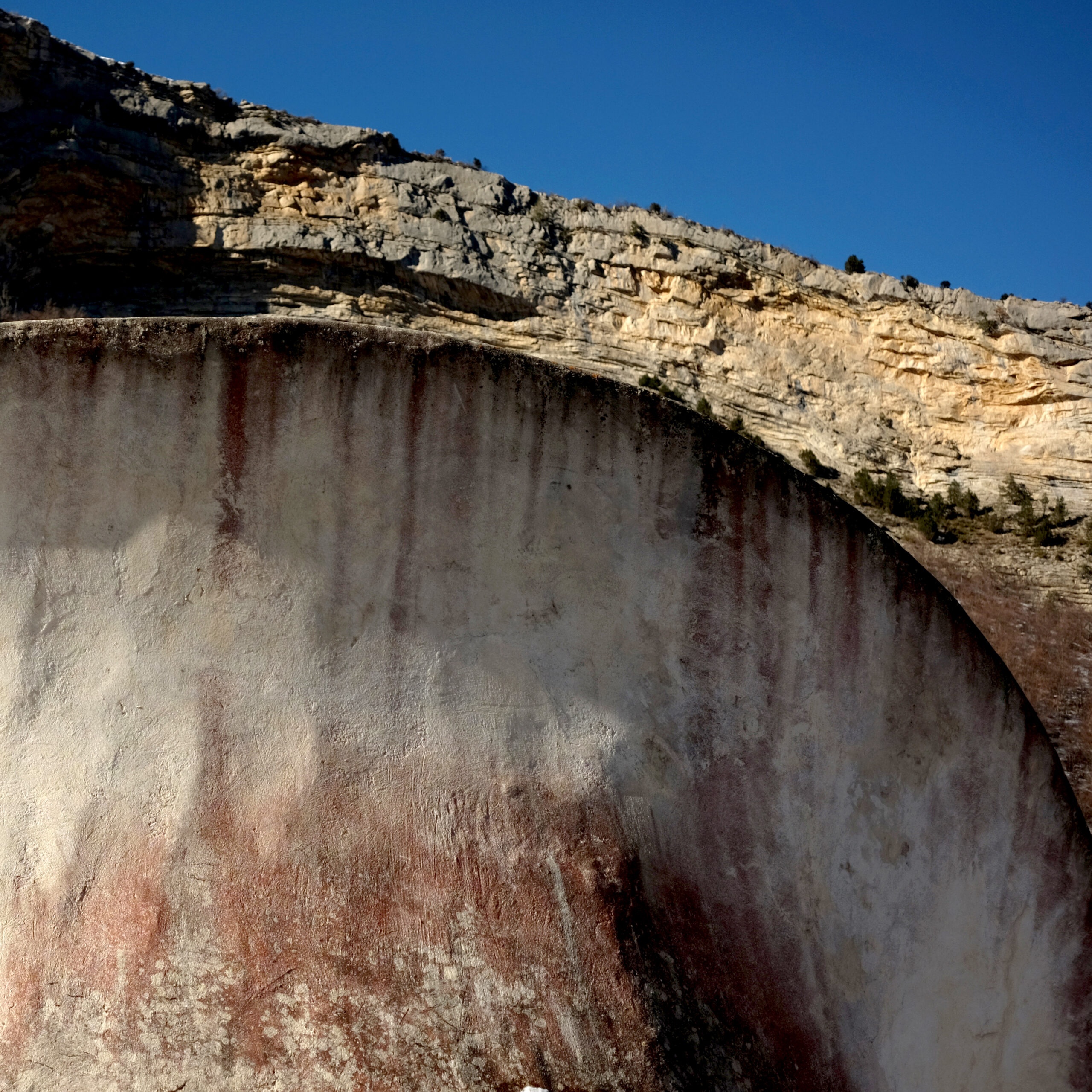Trompe basse devant la falaise